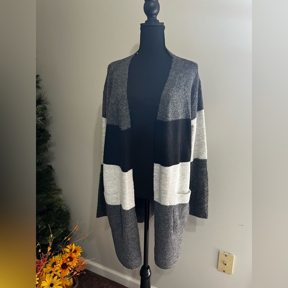 Modern Canvas Sweaters - Chic Colorblock Cardigan in Black, Gray, and White L